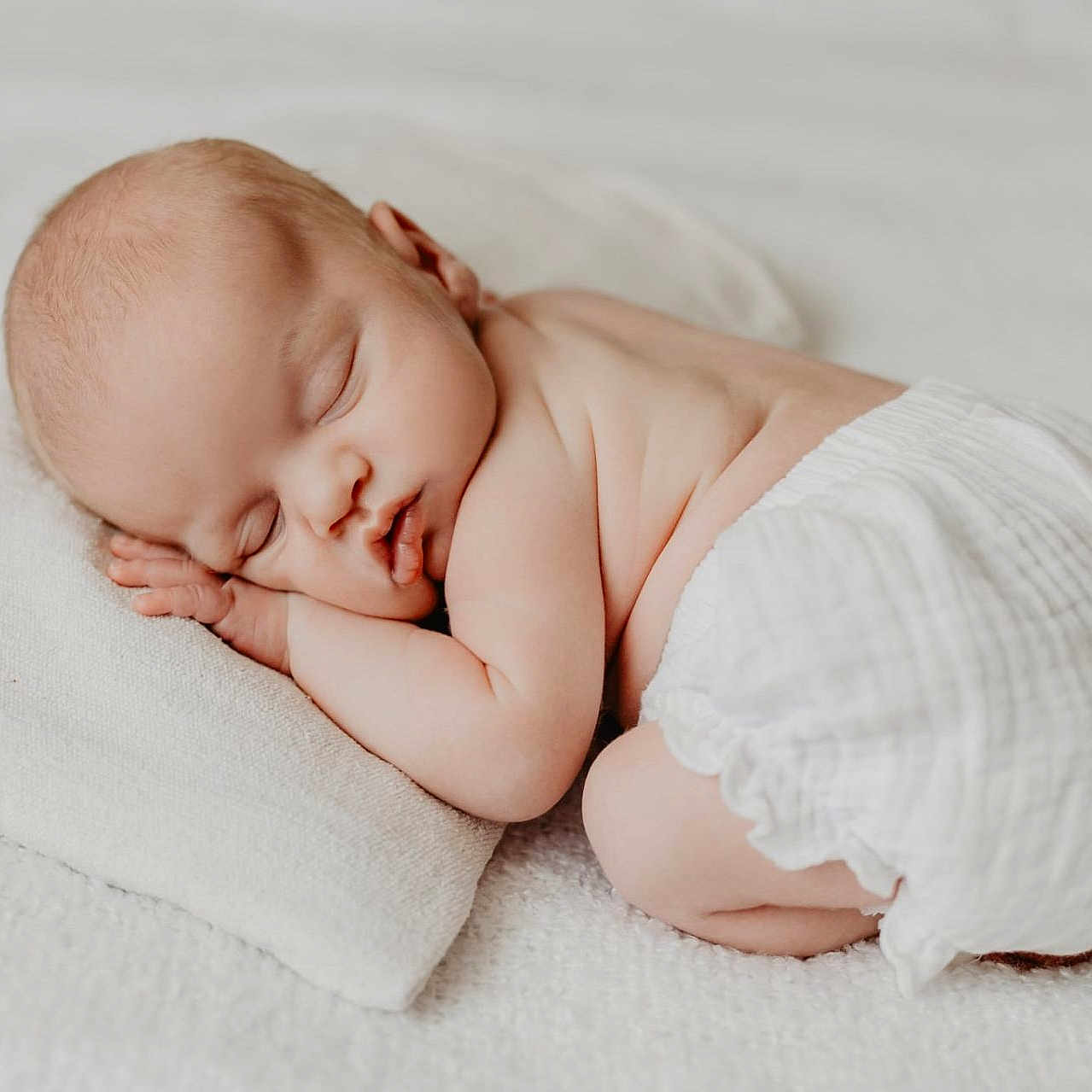 Gaspard participe au concours pour gagner de l'argent avec cette photo : baby, blanket, child, closeup, cute, diaper, indoors, infant, lying, newborn, peaceful, pillow, portrait, rest, skin, sleep, sleeping, soft, toddler, white