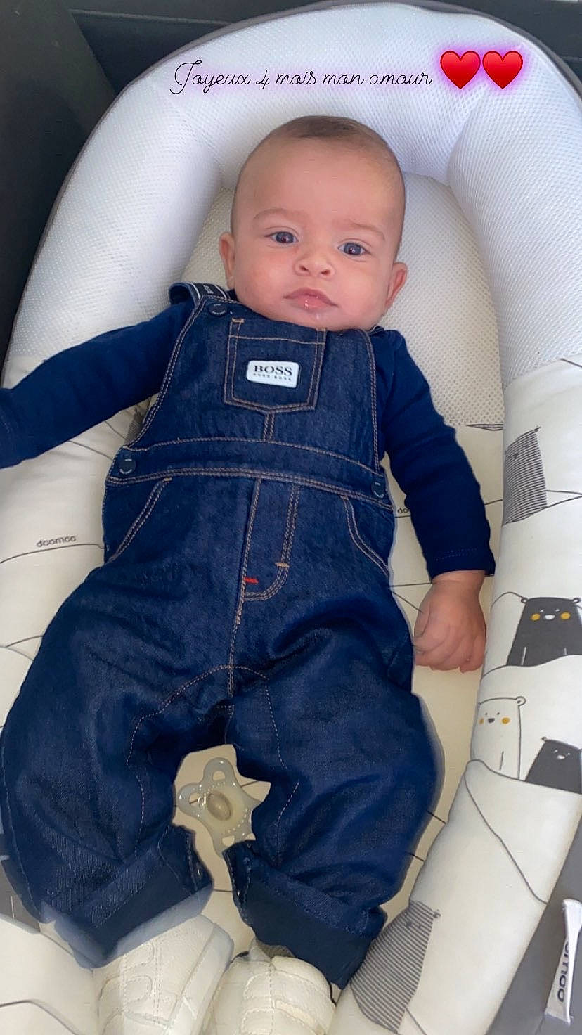 Kaïs a rejoint le concours — aidez-le/la à gagner de superbes lots ! baby, baby_products, baby_safety, baby_toddler_clothing, car_seat, cheek, child, collar, comfort, electric_blue, nose, outerwear, pattern, person, personal_protective_equipment, service, sitting, sleeve, t_shirt, thumb