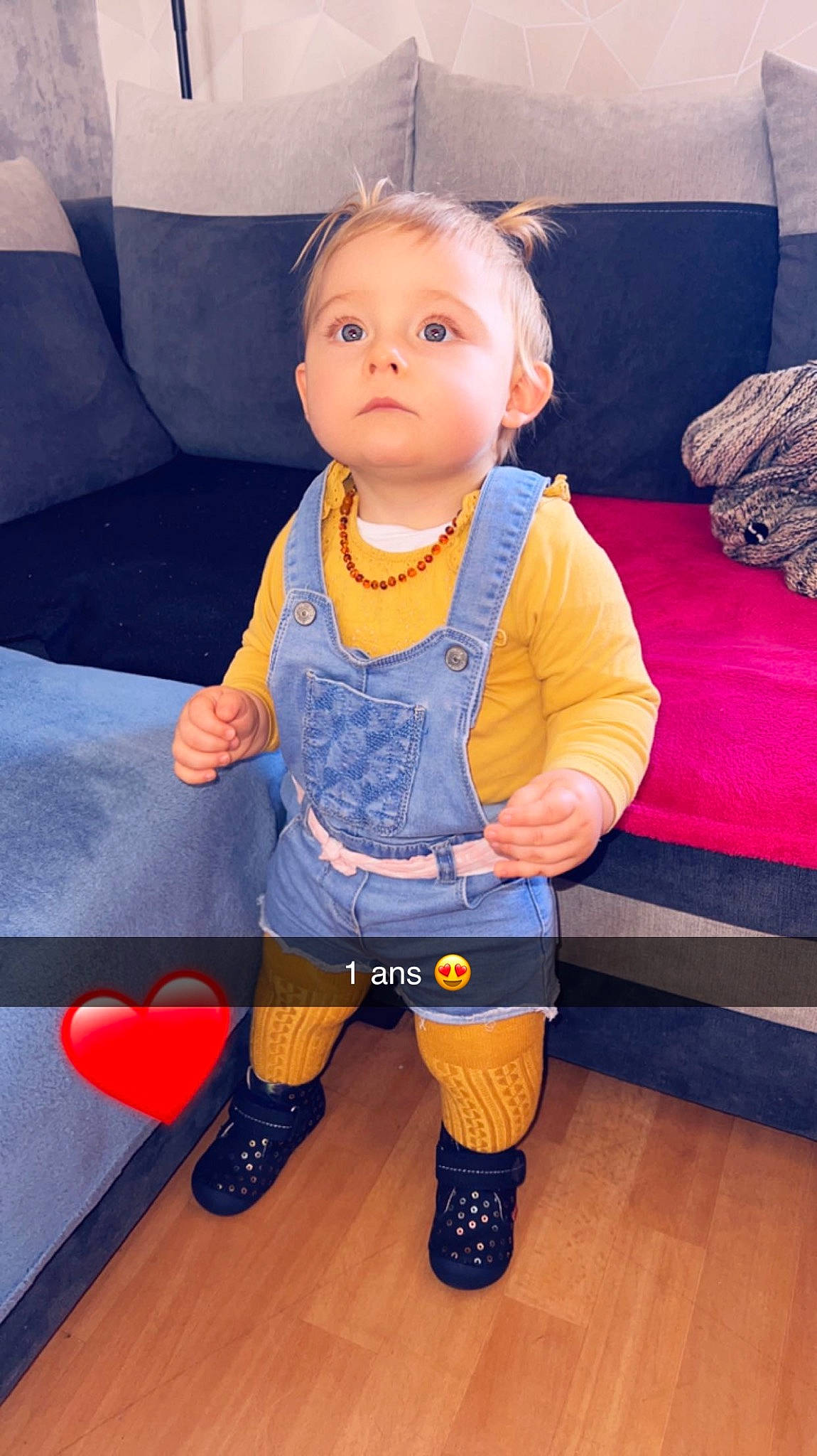 Carole participe au concours pour gagner de l'argent avec cette photo : arm, baby_products, baby_toddler_clothing, comfort, couch, electric_blue, face, flooring, fun, happy, head, human_body, knee, neck, person, pink, skin, sleeve, sportswear, t_shirt