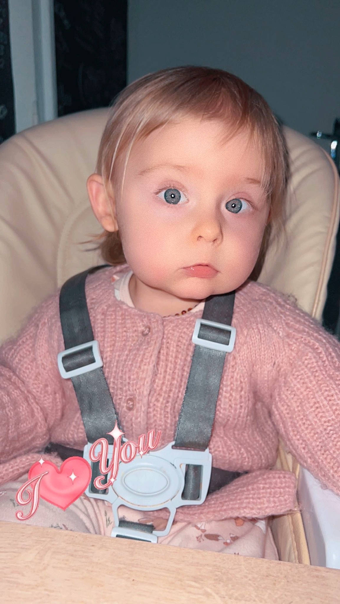 Carole participe au concours pour gagner de l'argent avec cette photo : baby, baby_carriage, baby_products, baby_toddler_clothing, cheek, child, chin, ear, eye, eyebrow, eyelash, iris, lip, mouth, nose, outerwear, person, seat_belt, skin, sleeve