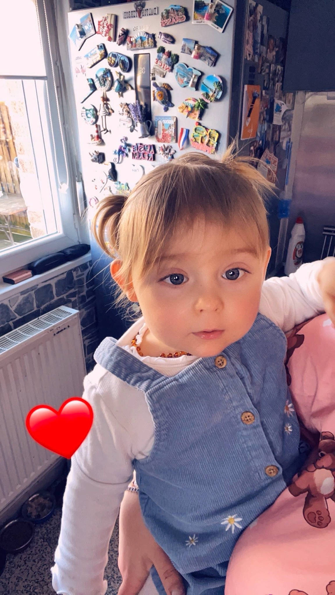 Carole a rejoint le concours — aidez-le/la à gagner de superbes lots ! baby, baby_toddler_clothing, balloon, blue, chair, cheek, child, cool, event, flooring, fun, happy, person, picture_frame, play, sitting, sleeve, t_shirt, thumb, toddler