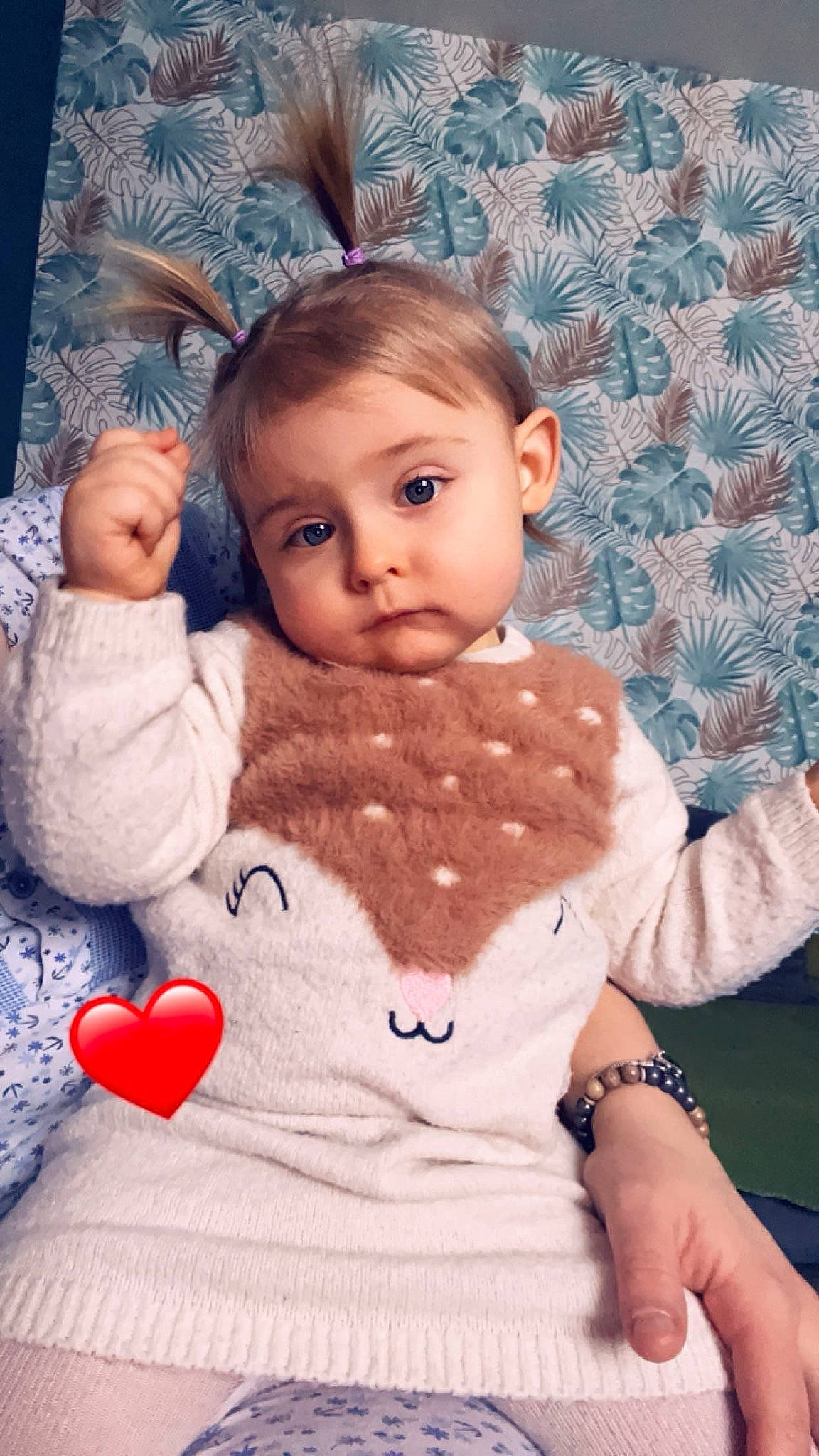 Carole a rejoint le concours — aidez-le/la à gagner de superbes lots ! azure, baby_toddler_clothing, blue, cheek, chin, comfort, finger, gesture, hand, happy, iris, lip, mouth, nose, organ, person, pink, skin, sleeve, textile