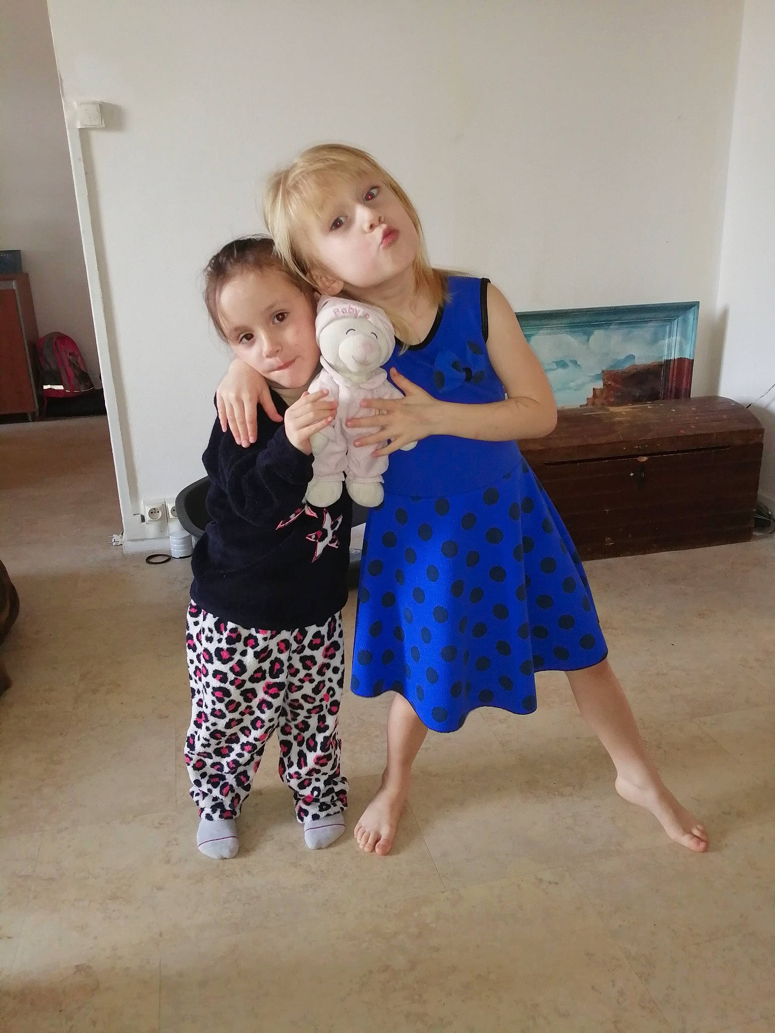 FIONA participe au concours pour gagner de l'argent avec cette photo : arm, barefoot, child, dance, design, dress, floor, flooring, fun, joint, leg, pattern, person, play, shoulder, sitting, skin, snapshot, standing, toddler