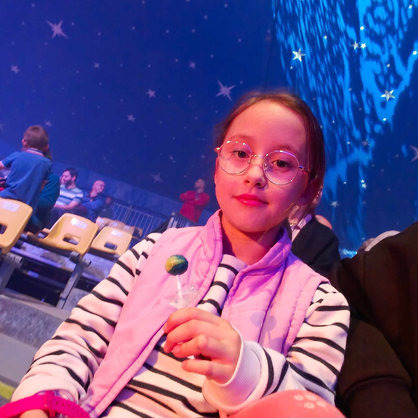 Leafiona a rejoint le concours — aidez-le/la à gagner de superbes lots ! accessories, adult, bodypart, boy, bracelet, child, crowd, face, female, finger, glasses, hand, head, jewelry, male, people, person, photography, portrait, woman