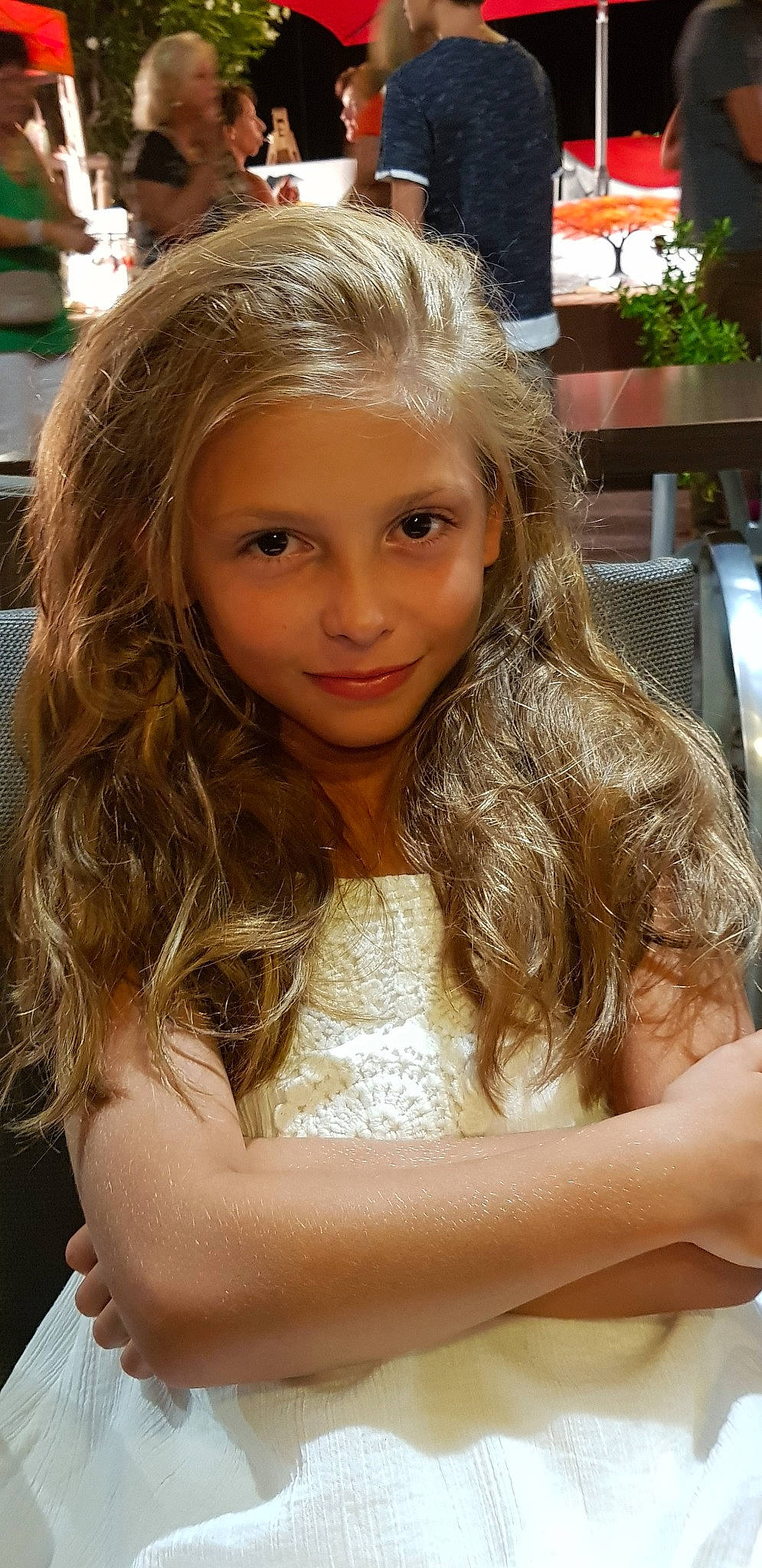 Sarah participe au concours pour gagner de l'argent avec cette photo : blond, brown_hair, child_model, chin, feathered_hair, hair, hair_coloring, hairstyle, joy, layered_hair, long_hair, person, ringlet, smile, surfer_hair, under_exposed