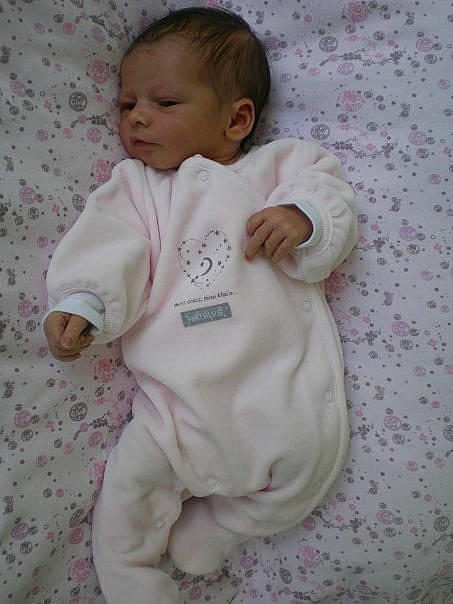 Sarah a rejoint le concours — aidez-le/la à gagner de superbes lots ! baby, baby_toddler_clothing, cheek, child, person, robe, skin, toddler