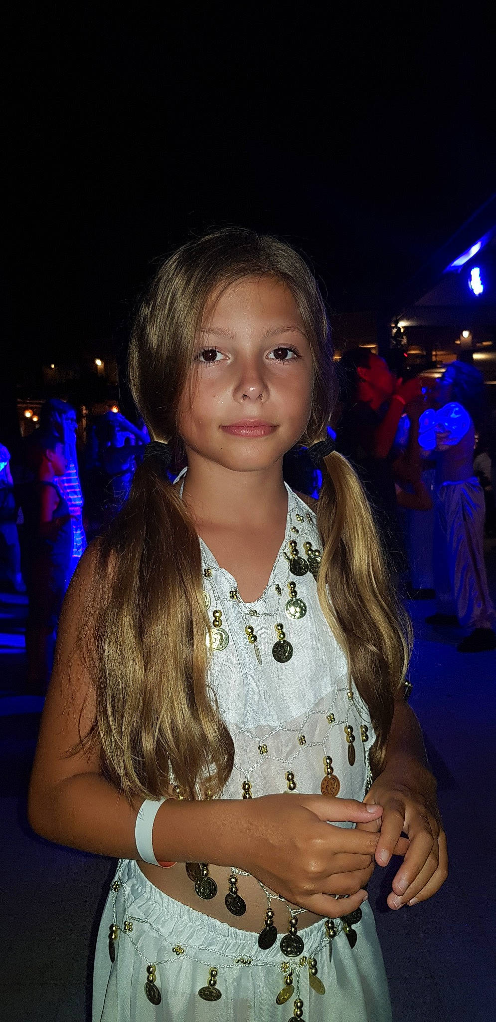 Sarah a rejoint le concours — aidez-le/la à gagner de superbes lots ! blond, brown_hair, electric_blue, event, fun, hair, hairstyle, joy, long_hair, person, smile, under_exposed