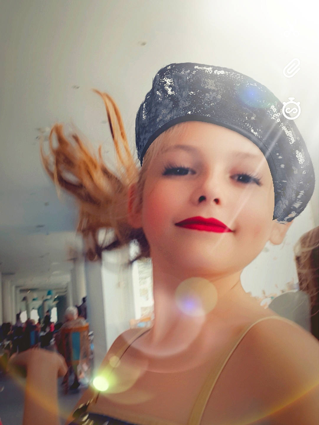 Sarah a rejoint le concours — aidez-le/la à gagner de superbes lots ! beauty, bonnet, cap, clothing, ear, eyebrow, eyelash, fashion_accessory, hair_accessory, hat, head, headgear, headpiece, headwear, lip, person, photography, selfie, swim_cap