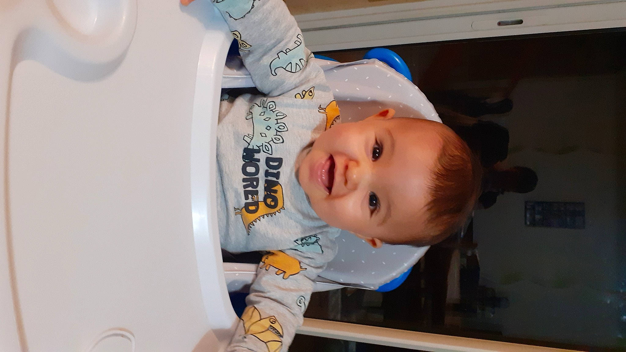 Bryan a rejoint le concours — aidez-le/la à gagner de superbes lots ! baby, baby_laughing, baby_products, baby_safety, baby_toddler_clothing, child, fun, happy, joy, person, room, sleeve, smile, t_shirt, toddler, under_exposed