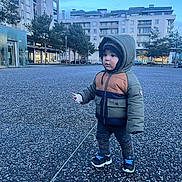 Youness participe au concours pour gagner de l'argent avec cette photo : architecture, boy, building, car, child, city, clothing, condo, hoodie, knitwear, male, person, sitting, standing, sweater, sweatshirt, transportation, urban, vehicle, workingout