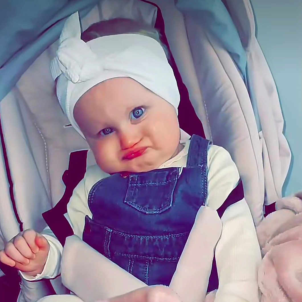 Hayna a rejoint le concours — aidez-le/la à gagner de superbes lots ! baby, babylaughing, clothing, face, happy, hat, head, person, photography, portrait, smile