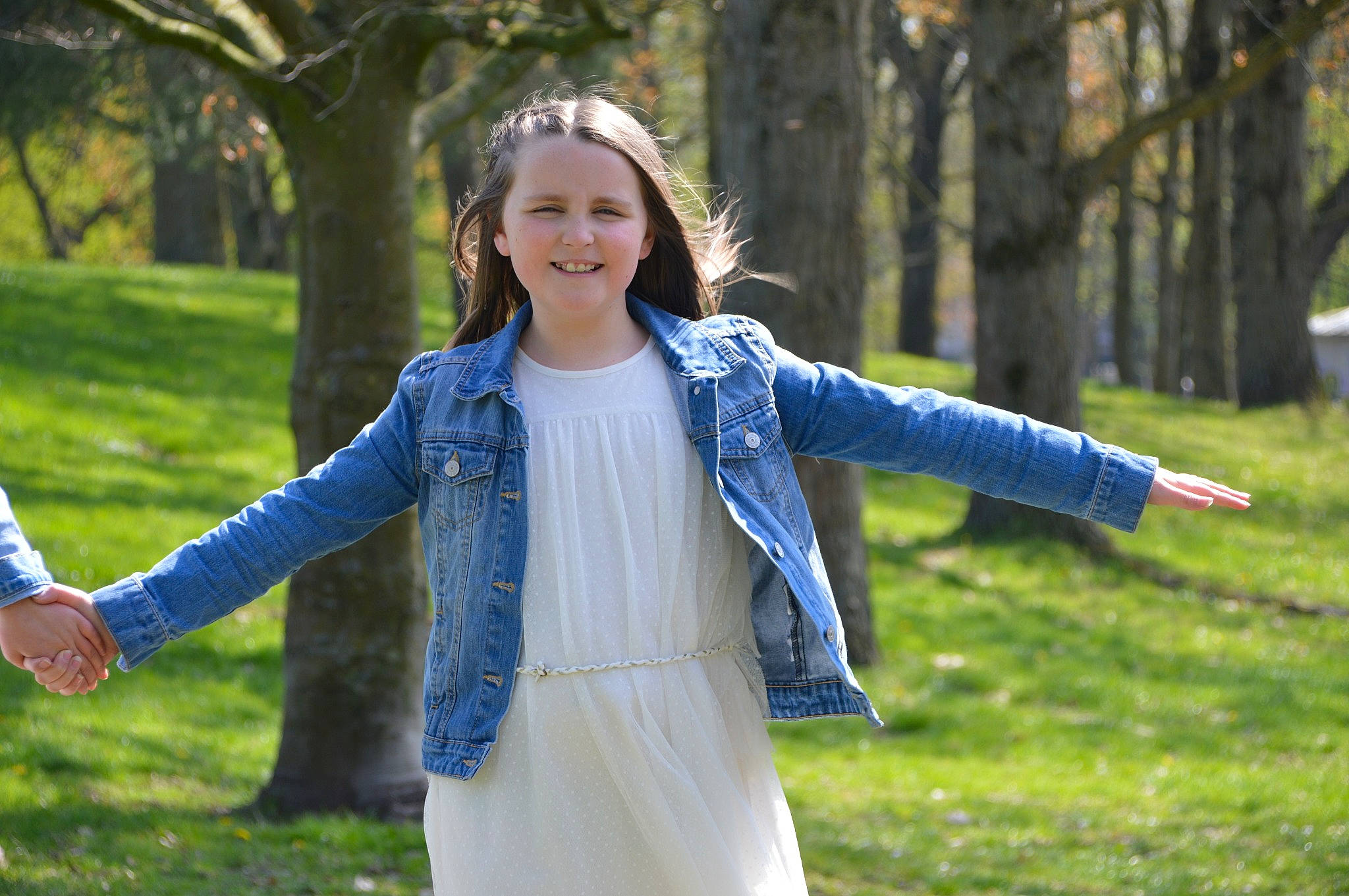 Maylie a rejoint le concours — aidez-le/la à gagner de superbes lots ! botany, child, denim, dress, fun, gesture, grass, happy, jacket, jeans, joy, leaf, outerwear, people_in_nature, person, photograph, photography, plant, smile, spring