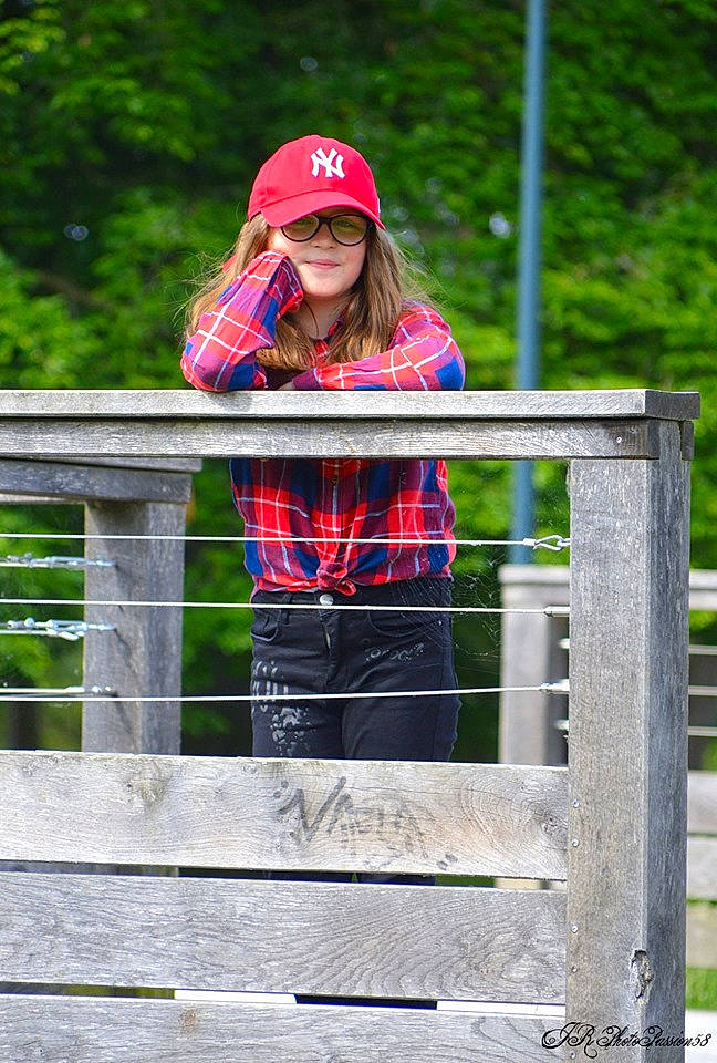 Maylie participe au concours pour gagner de l'argent avec cette photo : cap, headgear, headwear, jacket, leisure, person, pink, recreation, tree