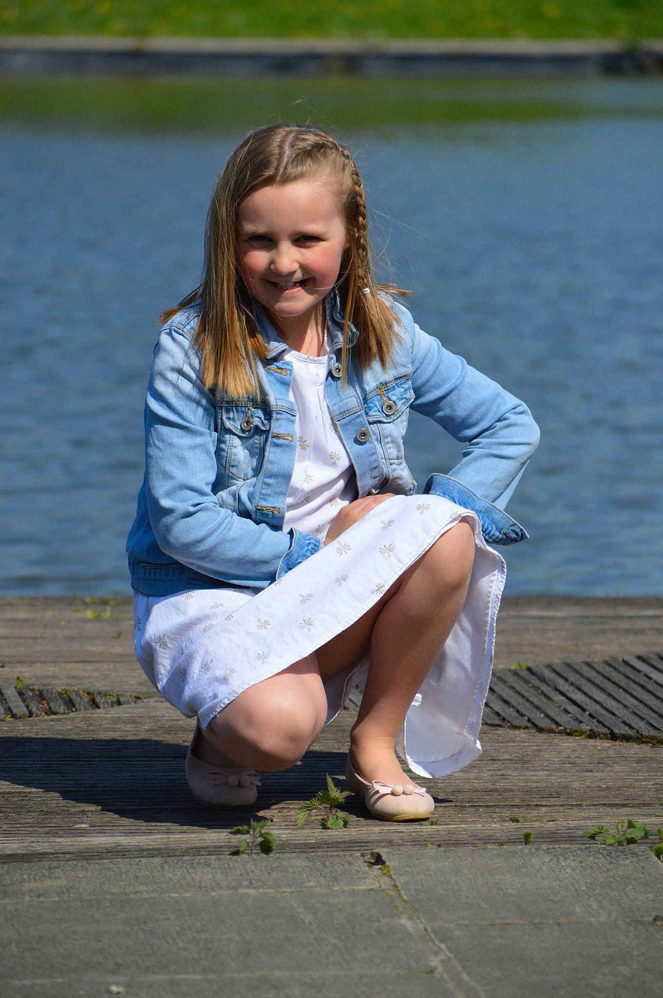 Melina participe au concours pour gagner de l'argent avec cette photo : bank, barefoot, blond, child, denim, footwear, human_body, human_leg, jeans, joy, knee, lady, leg, leisure, long_hair, person, photography, shoe, sitting, smile