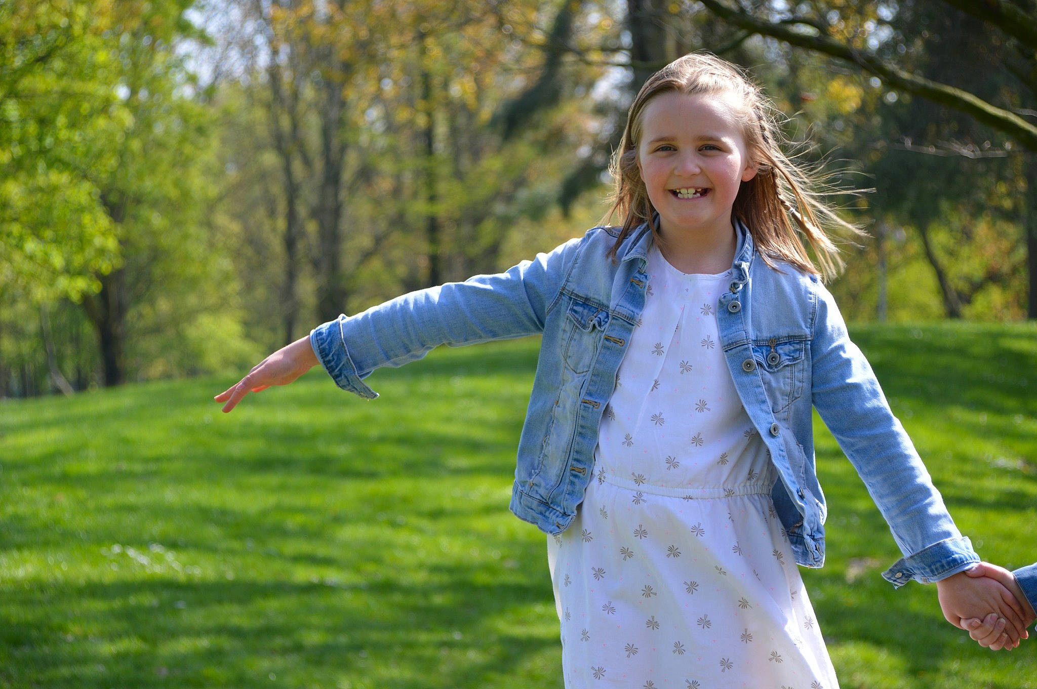 Melina a rejoint le concours — aidez-le/la à gagner de superbes lots ! beauty, blond, botany, dress, fun, grass, grass_family, green, happy, joy, lady, leaf, meadow, nature, outerwear, people_in_nature, person, photography, plant, smile
