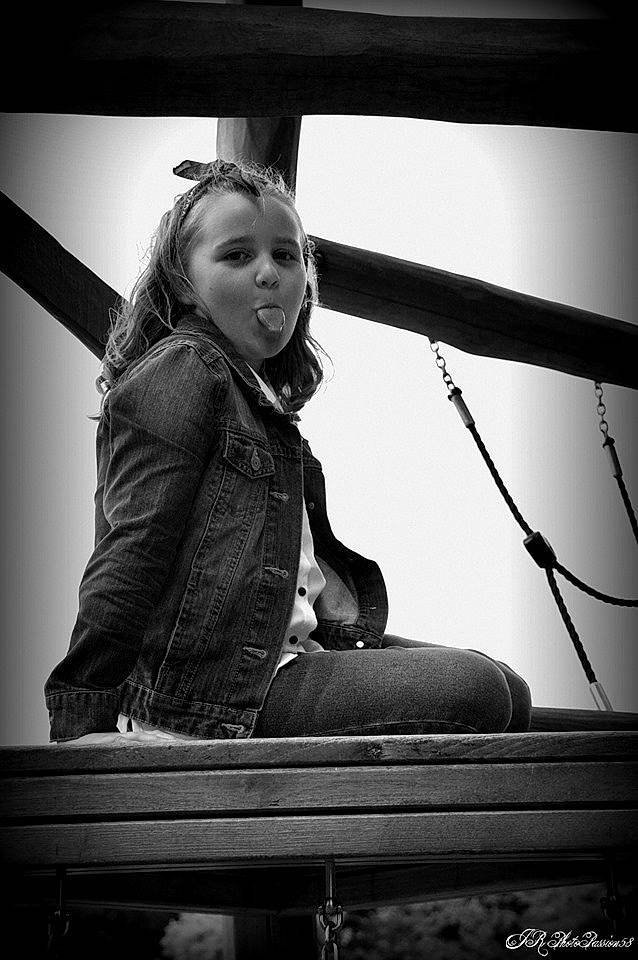 Melina a rejoint le concours — aidez-le/la à gagner de superbes lots ! beauty, black, black_and_white, child, eye, flash_photography, lady, monochrome, monochrome_photography, person, photo_shoot, photograph, photography, portrait_photography, sitting, smile, style, tree, white, window