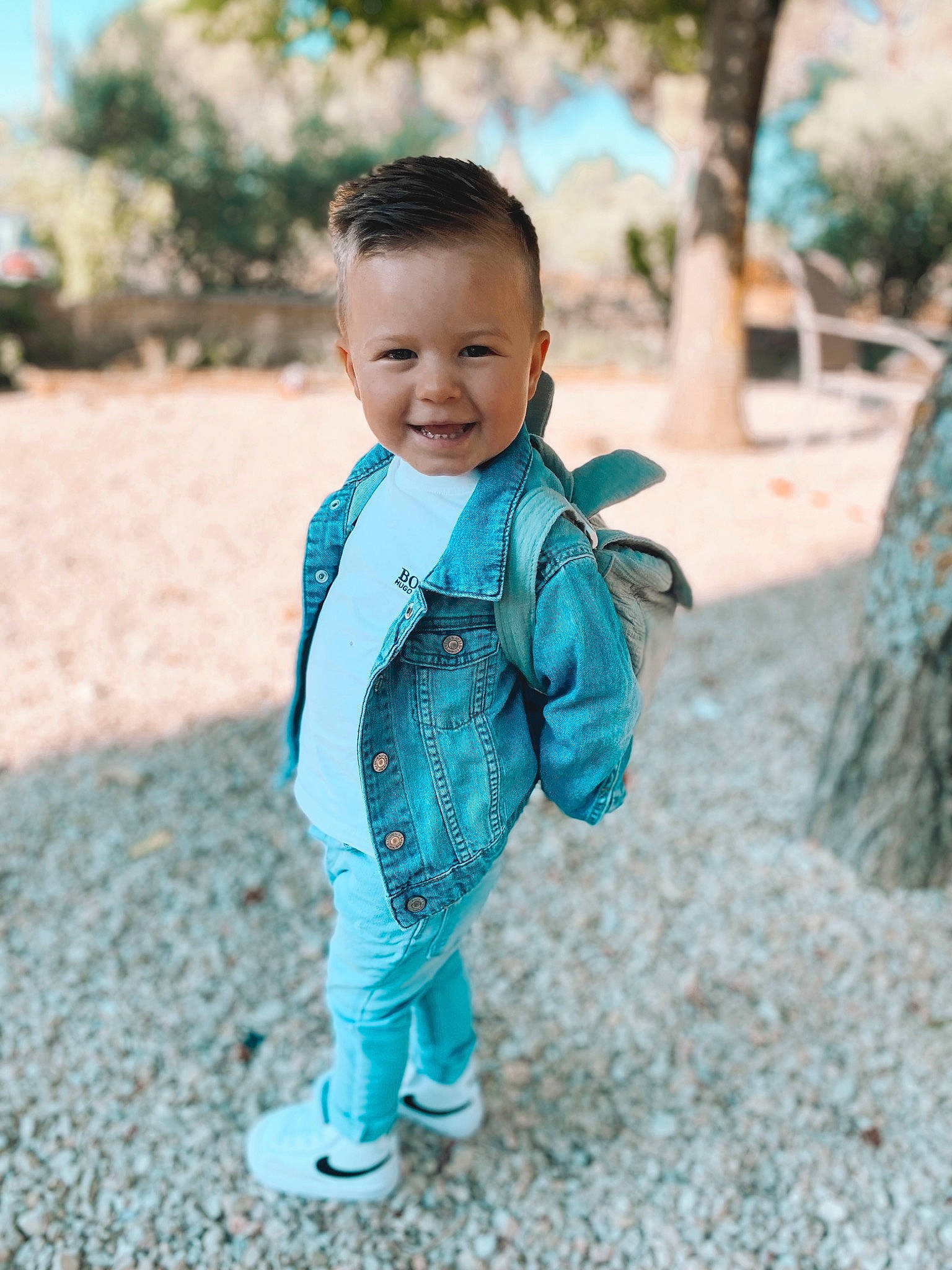 Nohlan a rejoint le concours — aidez-le/la à gagner de superbes lots ! baby, baby_toddler_clothing, child, denim, electric_blue, fun, grass, happy, iris, joy, leg, leisure, people_in_nature, person, sand, skin, sleeve, smile, summer, t_shirt