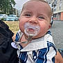 Junior a rejoint le concours — aidez-le/la à gagner de superbes lots ! baby, pacifier, smiling, child, striped_clothing, outdoor, urban, car, person, face, cheeks, holding, joyful, blue, white, short_sleeves, building, grass, daylight, portrait