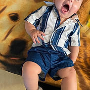 Junior participe au concours pour gagner de l'argent avec cette photo : baby, child, smiling, blue_shirt, navy_shorts, baby_shoes, giraffe_design, blanket, dog_print, happy, mouth_open, cute, indoor, person, infant, lying_down, cheerful, clothing, face, legs