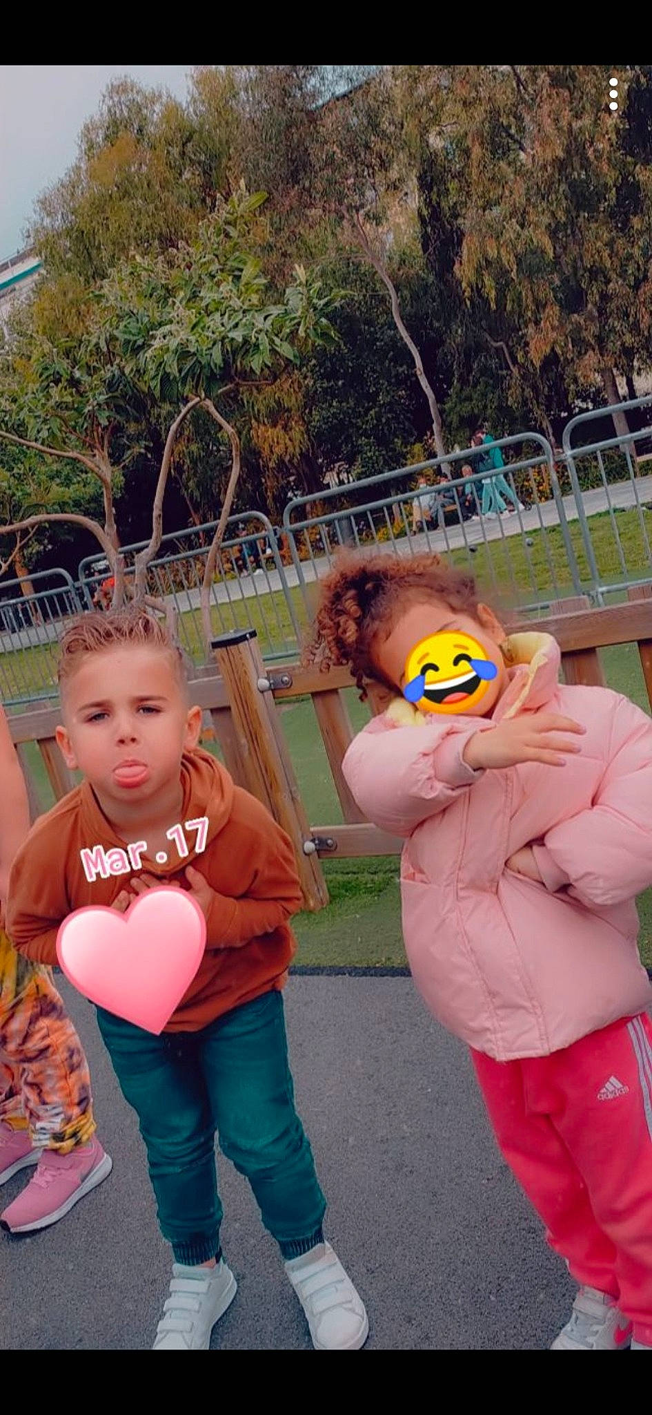 Mehdi a rejoint le concours — aidez-le/la à gagner de superbes lots ! baby, child, event, eye, eyewear, fun, grass, happy, leisure, mouth, person, personal_protective_equipment, pink, plant, play, recreation, sunglasses, t_shirt, toddler, toy