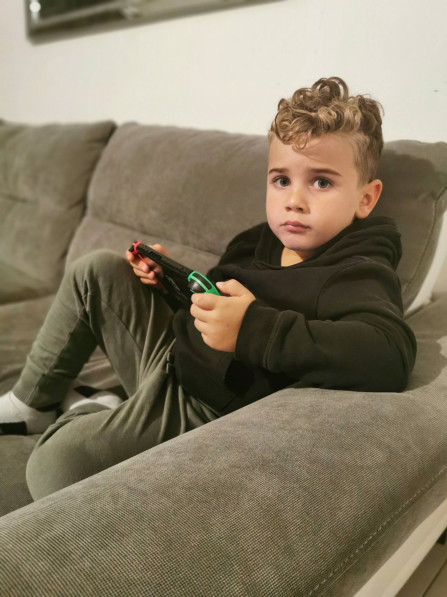 Mehdi a rejoint le concours — aidez-le/la à gagner de superbes lots ! chair, child, comfort, couch, flash_photography, flooring, fun, furniture, hardwood, human_body, human_leg, knee, lap, leg, living_room, person, room, sitting, throw_pillow, toddler