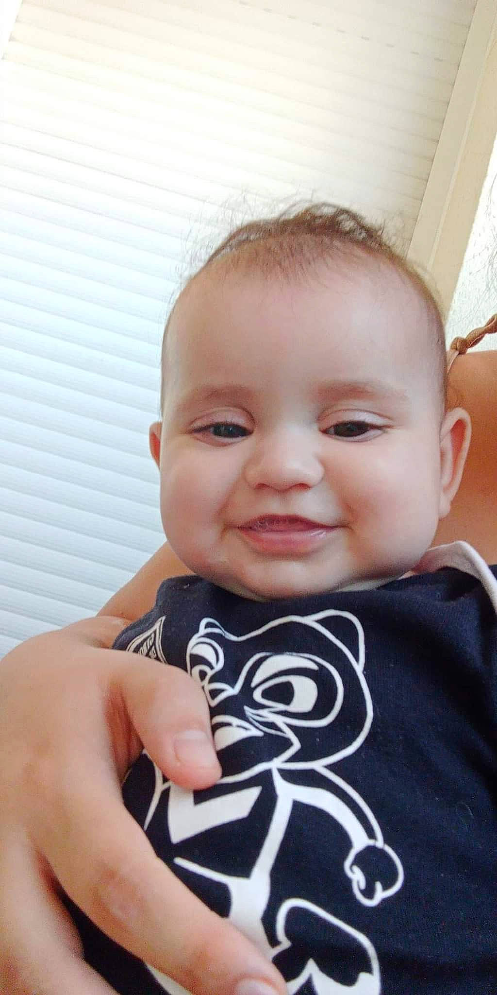 Kataleya participe au concours pour gagner de l'argent avec cette photo : baby, baby_toddler_clothing, cheek, chin, eyebrow, eyelash, facial_expression, finger, hairstyle, happy, iris, joy, lip, mouth, neck, nose, person, shoulder, skin, sleeve