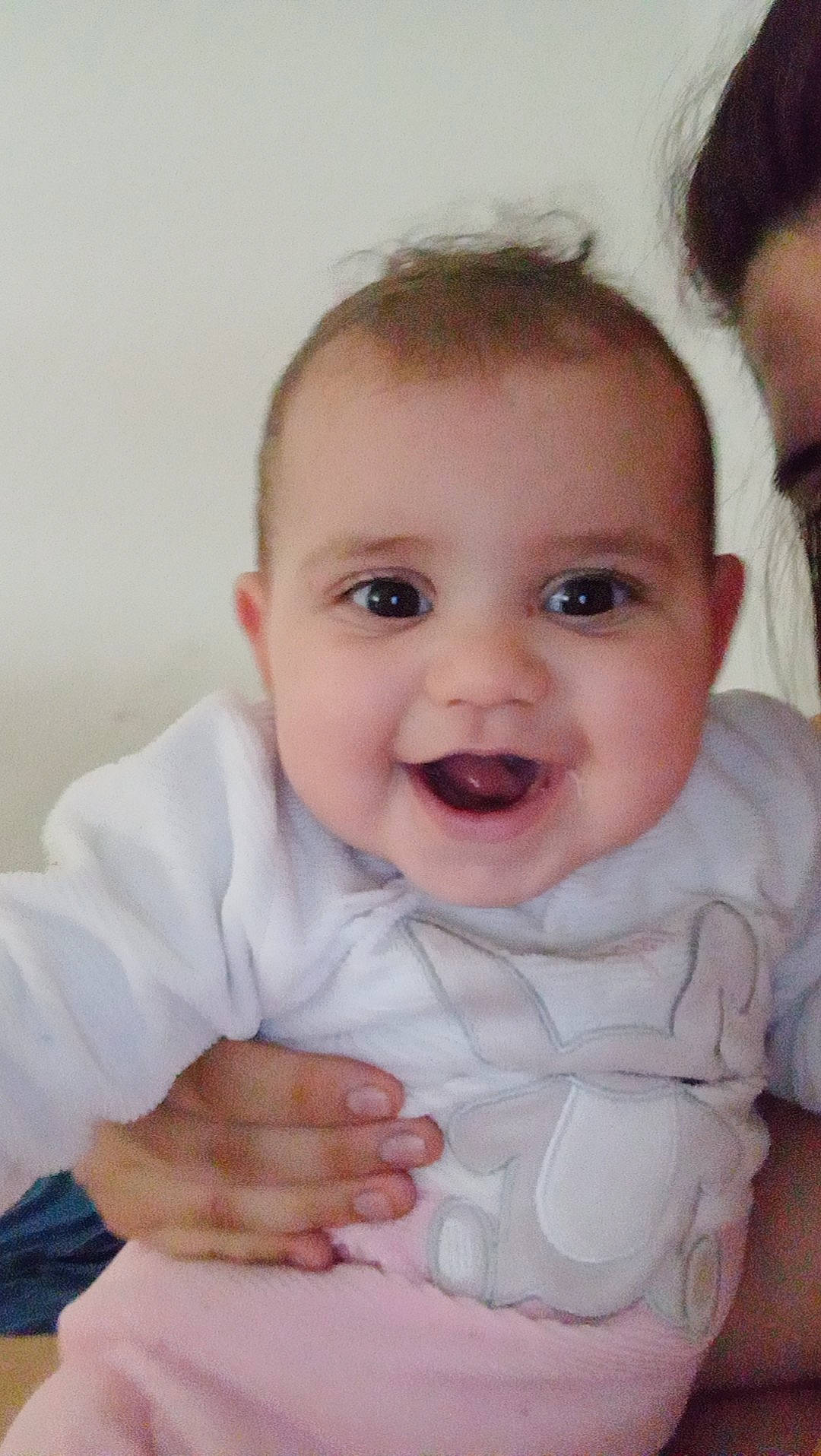 Kataleya participe au concours pour gagner de l'argent avec cette photo : arm, baby, baby_toddler_clothing, cheek, chin, eyebrow, gesture, hairstyle, hand, happy, human_body, iris, joy, lip, mouth, neck, nose, person, shoulder, skin