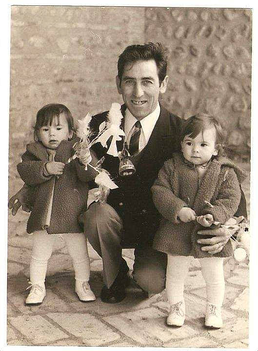 Severine a rejoint le concours — aidez-le/la à gagner de superbes lots ! baby, child, classic, collar, event, footwear, happy, joy, monochrome, pattern, person, photograph, product, sitting, smile, snapshot, standing, stock_photography, suit, tie