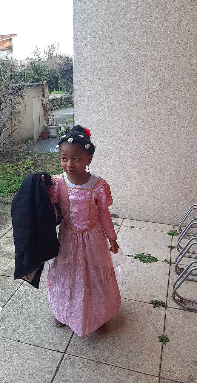 An-nour participe au concours pour gagner de l'argent avec cette photo : baby_toddler_clothing, child, clothing, door, dress, embellishment, event, fashion_design, flooring, formal_wear, fun, headgear, jewellery, magenta, person, pink, plant, sleeve, standing, toddler