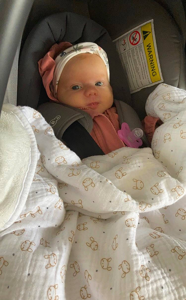 Izïa participe au concours pour gagner de l'argent avec cette photo : baby, baby_products, baby_safety, baby_sleeping, baby_toddler_clothing, bedding, cap, car_seat, child, comfort, hat, infant_bed, linens, pattern, person, room, skin, sleeve, textile, toddler