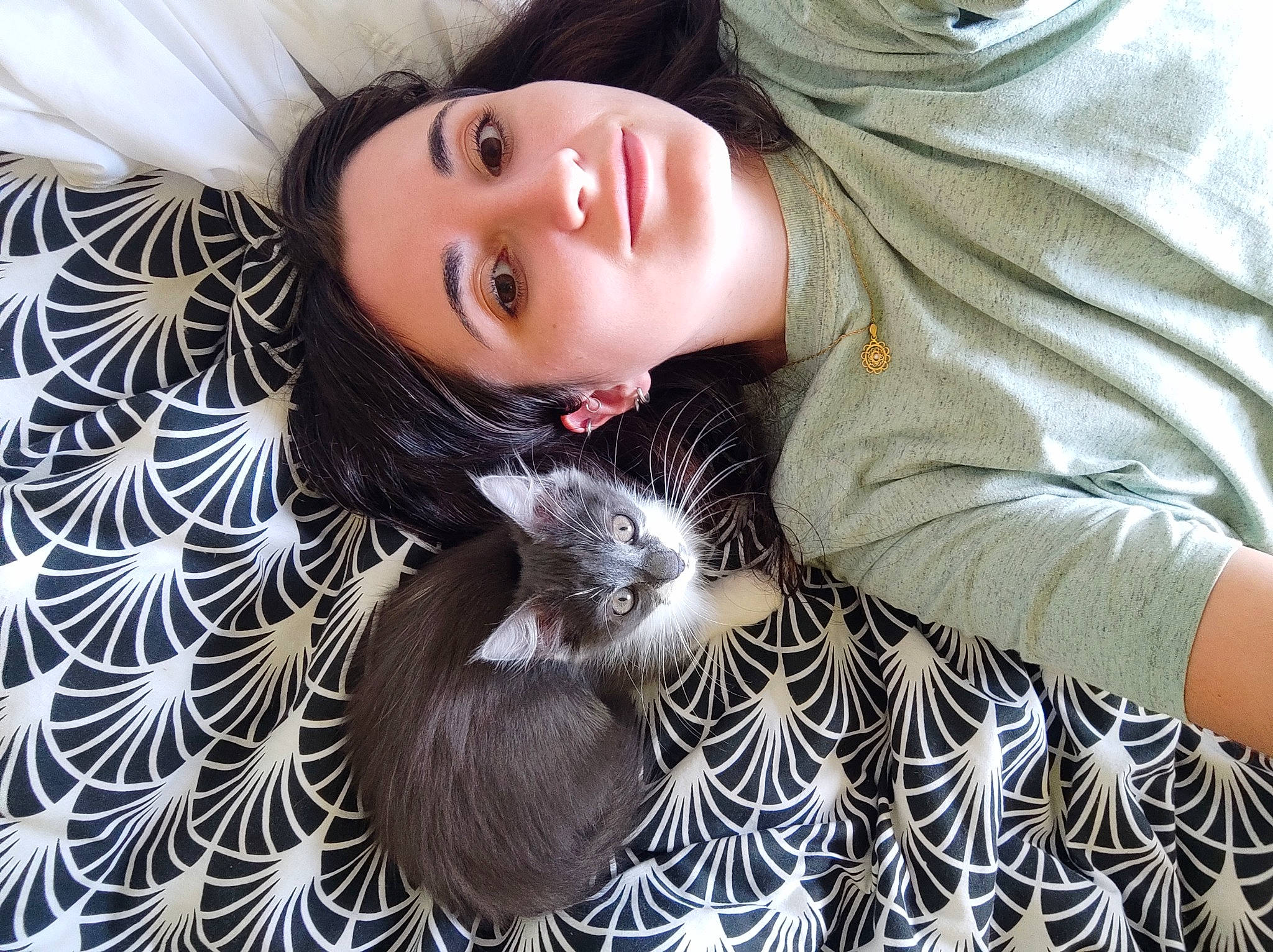 Sakura participe au concours pour gagner de l'argent avec cette photo : bangs, black_hair, brown_hair, cool, dress, eyelash, eyewear, fashion, fashion_accessory, fashion_design, feather, flash_photography, fur, happy, neck, outerwear, pattern, textile, tree, white