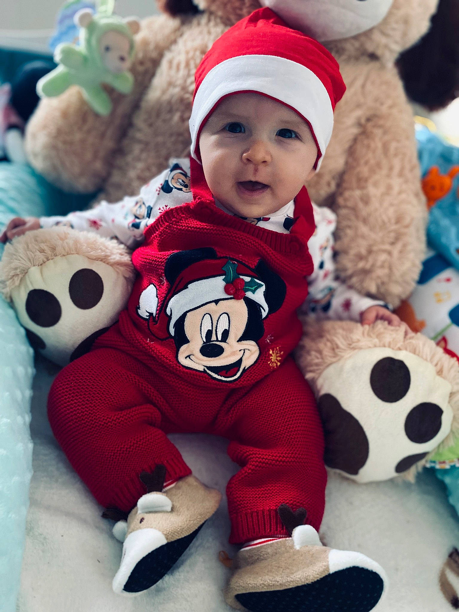 William a rejoint le concours — aidez-le/la à gagner de superbes lots ! baby, baby_toddler_clothing, ball, cap, child, facial_expression, football, happy, headwear, mammal, organ, person, photograph, red, sleeve, smile, stuffed_toy, textile, toddler, toy