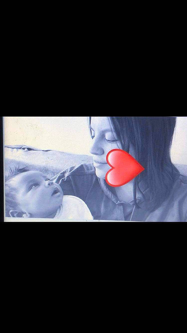 Maddie a rejoint le concours — aidez-le/la à gagner de superbes lots ! audio_equipment, automotive_design, automotive_lighting, carmine, darkness, electric_blue, entertainment, event, eyewear, fictional_character, flash_photography, font, gadget, gesture, performing_arts, person, room, still_life_photography, sunglasses, toy