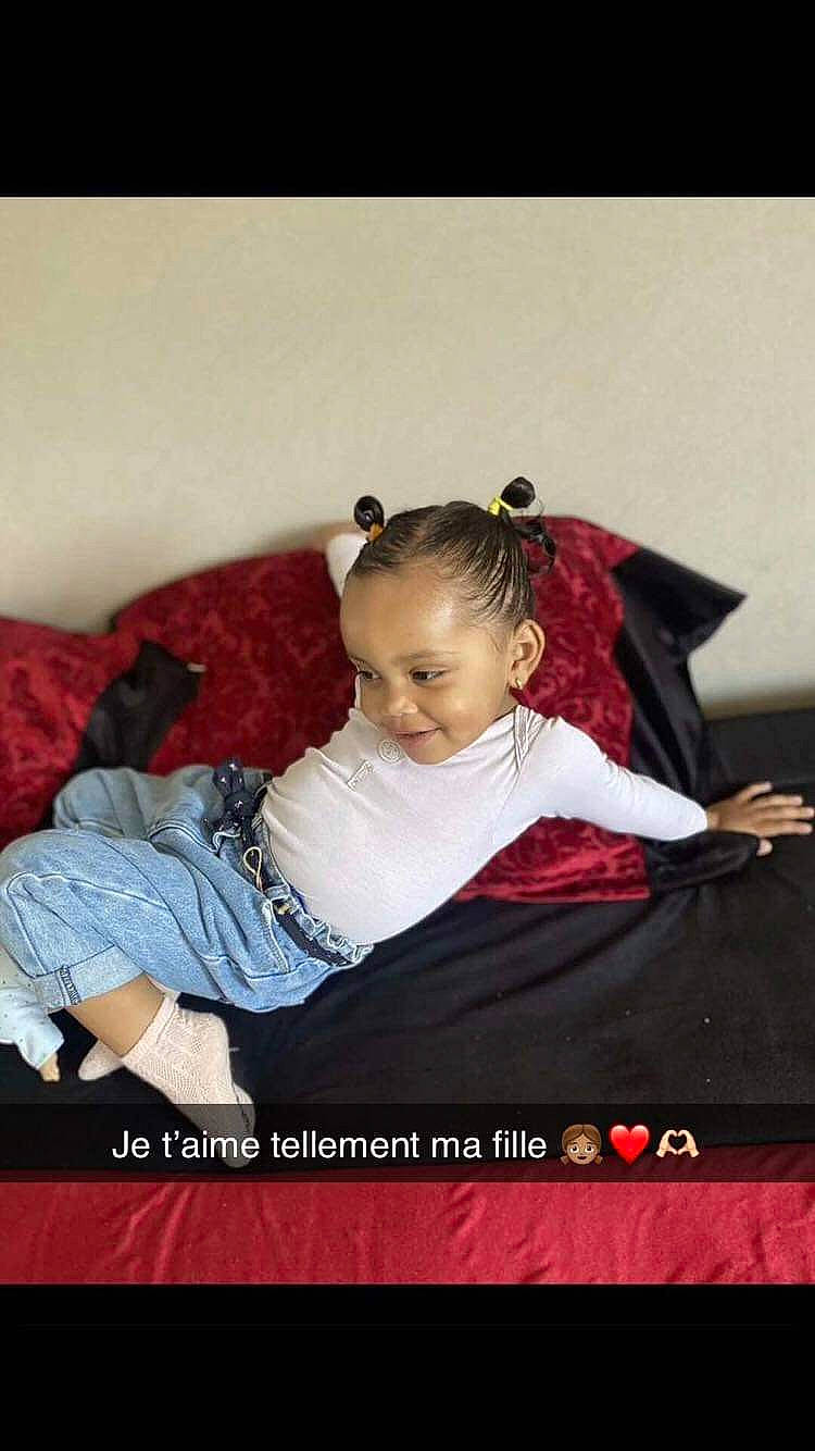 Maddie participe au concours pour gagner de l'argent avec cette photo : blond, child, comfort, event, flash_photography, flooring, fun, happy, human_leg, knee, leisure, magenta, person, photo_caption, room, sitting, sleeve, sportswear, t_shirt, thigh