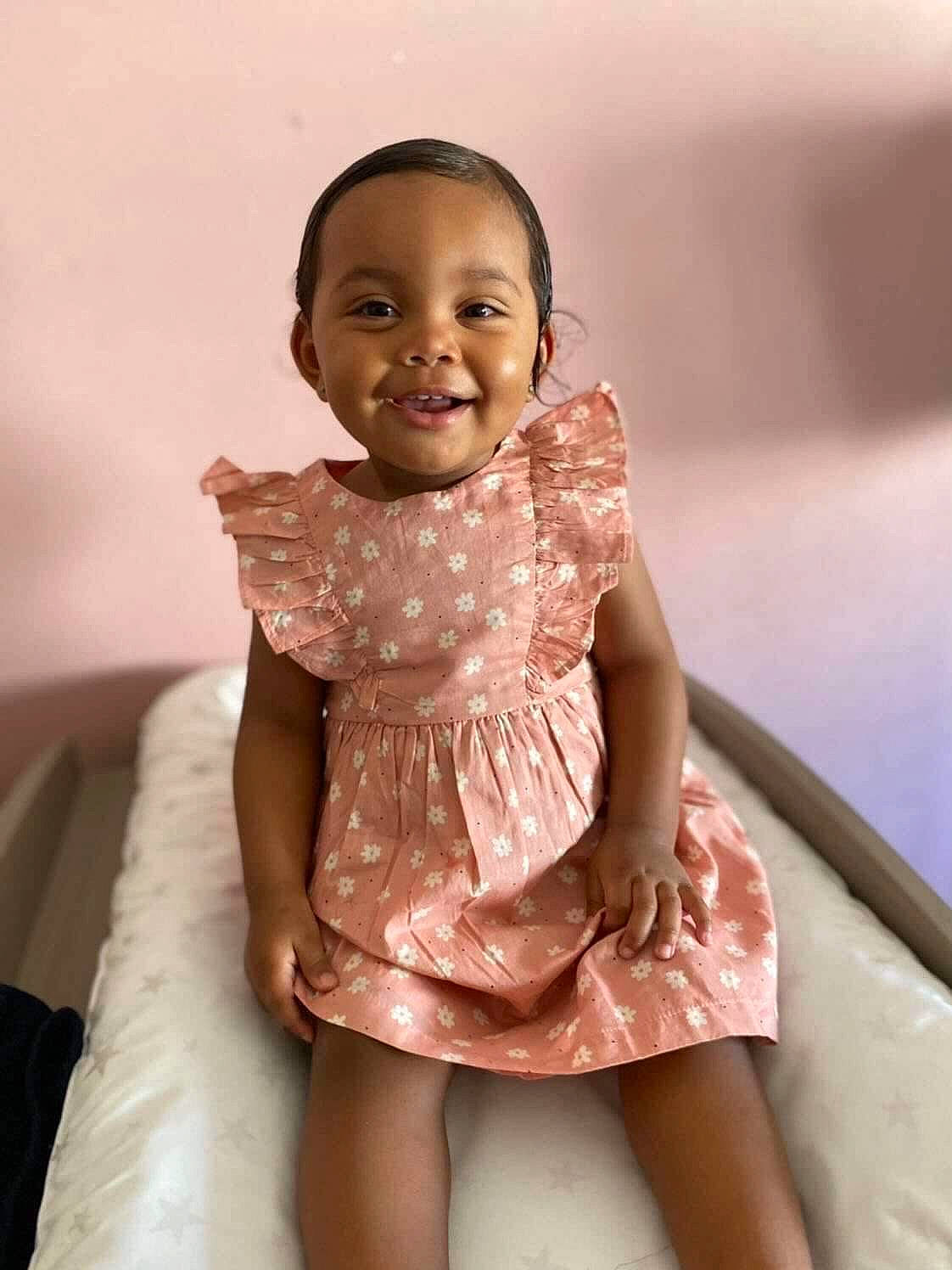 Maddie a rejoint le concours — aidez-le/la à gagner de superbes lots ! baby_toddler_clothing, day_dress, dress, embellishment, event, face, fashion_design, flash_photography, formal_wear, gesture, happy, human_body, human_leg, iris, joy, one_piece_garment, person, sitting, skin, sleeve