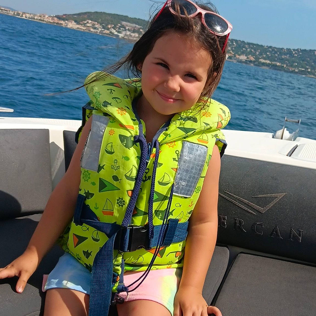 Naya participe au concours pour gagner de l'argent avec cette photo : boat, boats_and_boating_equipment_and_supplies, cool, face, fun, goggles, joy, lake, leisure, lifejacket, naval_architecture, person, personal_protective_equipment, recreation, sky, sleeve, smile, summer, sunglasses, thigh