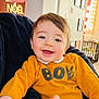 Tom a rejoint le concours — aidez-le/la à gagner de superbes lots ! baby, boy, smiling, sweater, yellow_clothing, blanket, indoor, face, child, happy, cozy, furniture, crib, toys, home, portrait, person, warm_lighting, decor, holiday