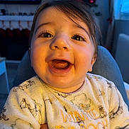 Tom a rejoint le concours — aidez-le/la à gagner de superbes lots ! baby, child, smiling, face, sweater, winnie_the_pooh, indoor, christmas_tree, holiday, cozy, cute, happy, portrait, infant, warm_lighting, person, clothing, seasonal, festive, decor