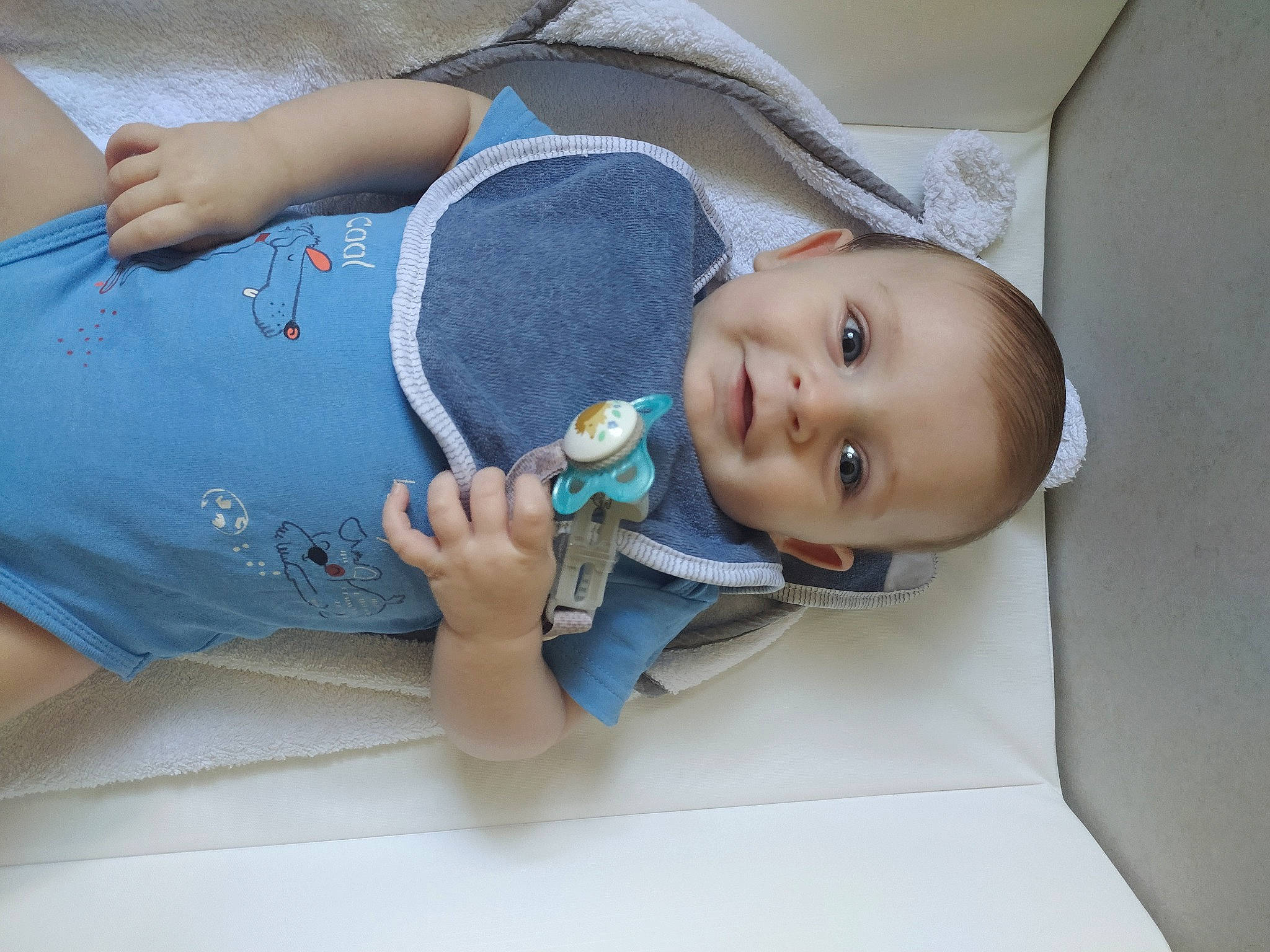 Lino a rejoint le concours — aidez-le/la à gagner de superbes lots ! baby, baby_products, baby_toddler_clothing, child, comfort, elbow, electric_blue, fashion_accessory, finger, hand, joy, linens, nail, pattern, person, room, sitting, sleeve, toddler, wood