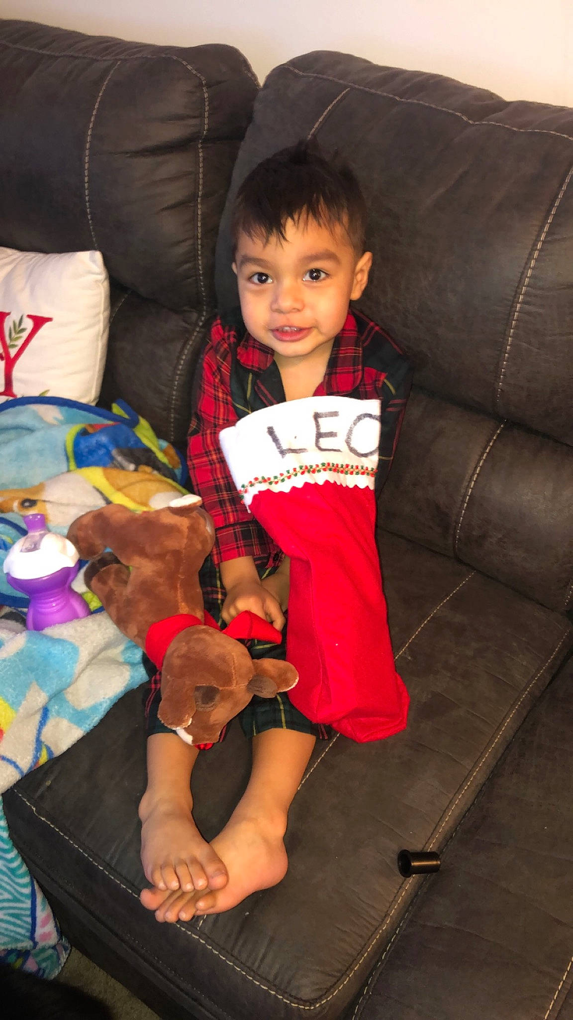 Leonel is registered to the contest to win money with this photo: child, leg, person, play, toddler