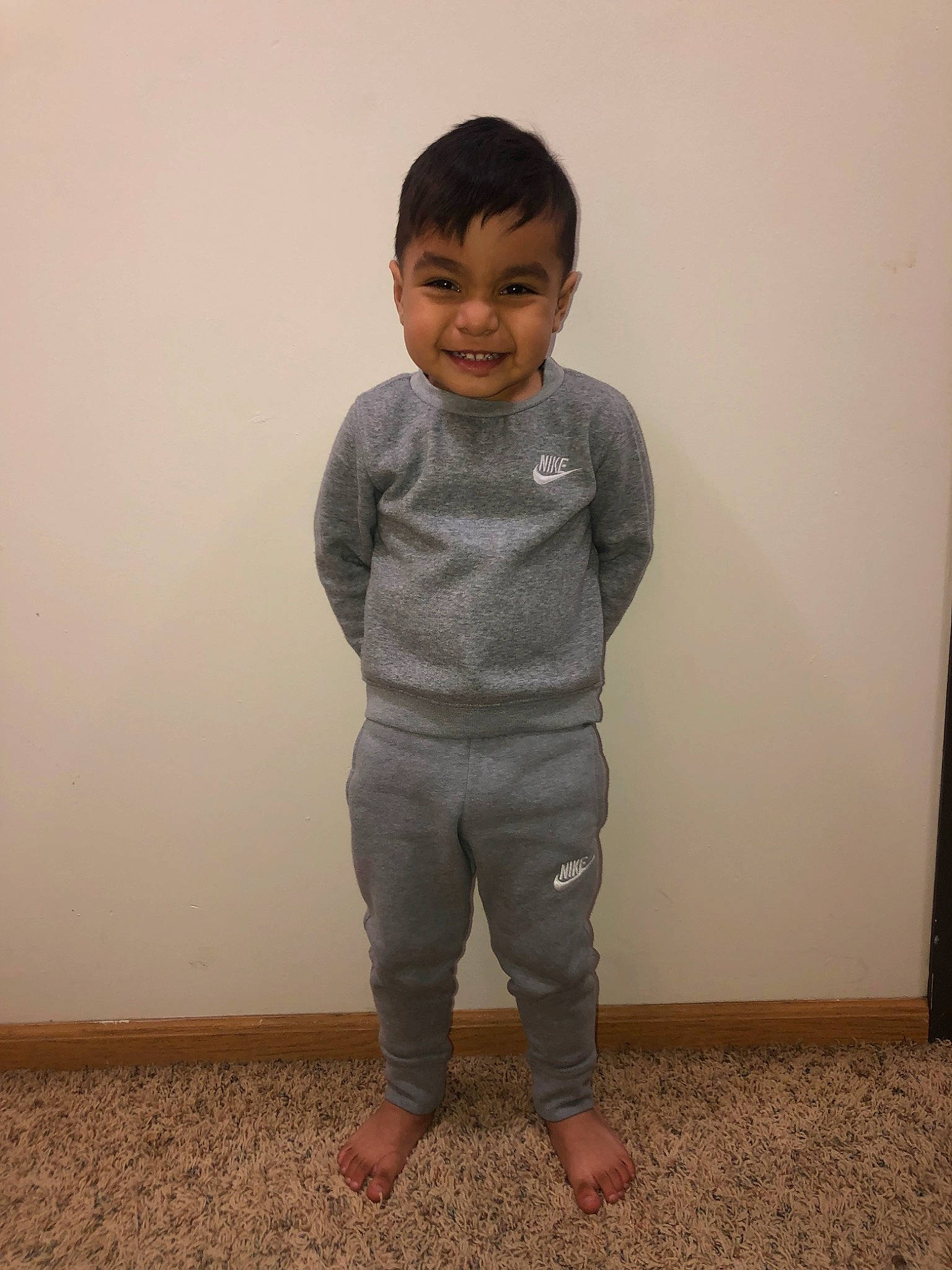 Leonel is registered to the contest to win money with this photo: child, joy, leg, person, sitting, sleeve, standing, t_shirt, toddler