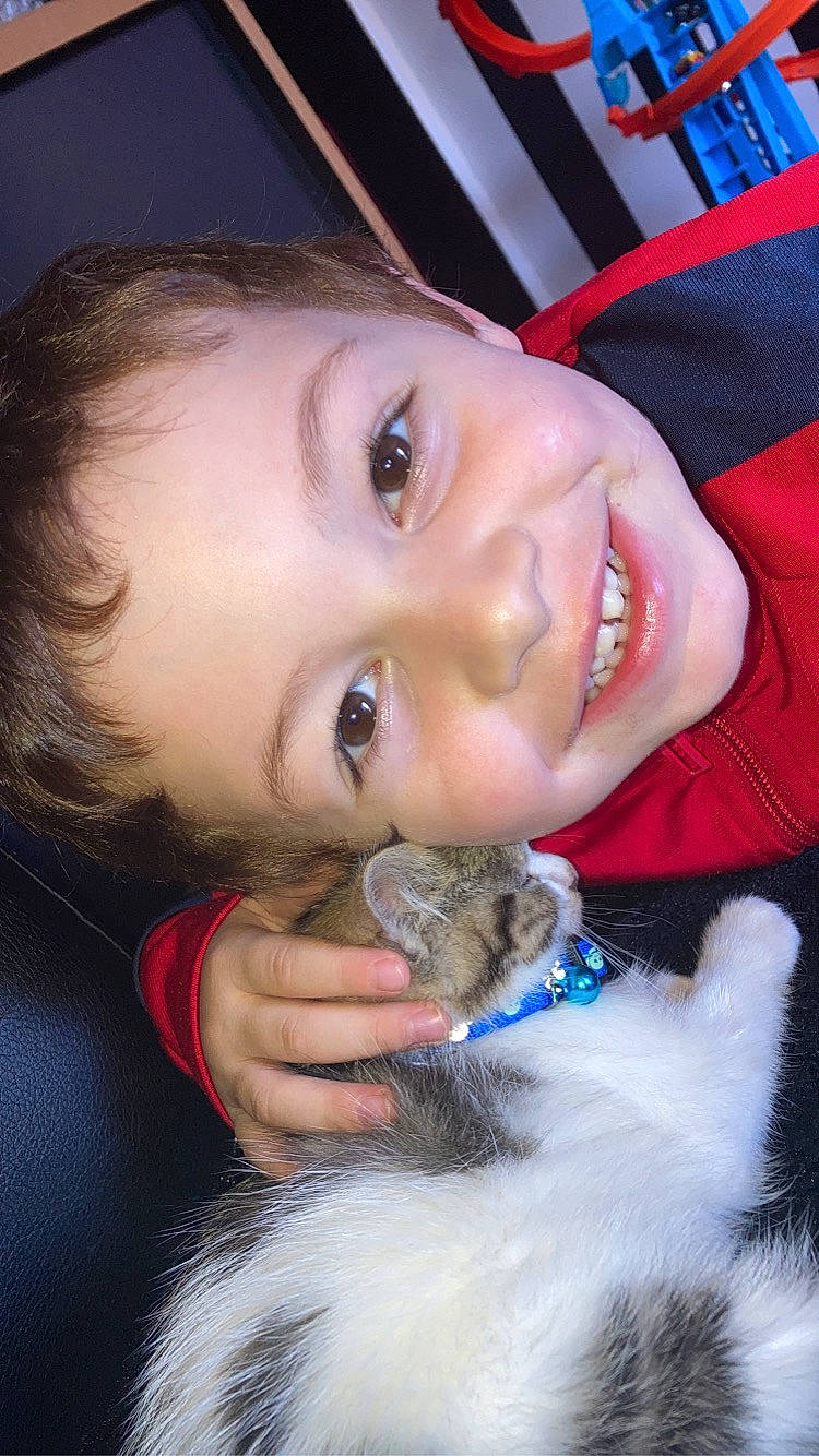 Ilann a rejoint le concours — aidez-le/la à gagner de superbes lots ! baby, baby_toddler_clothing, carnivore, cheek, collar, dog_breed, fur, human, iris, joy, lip, mammal, nail, paw, person, puppy, skin, small_to_medium_sized_cats, snout, toddler