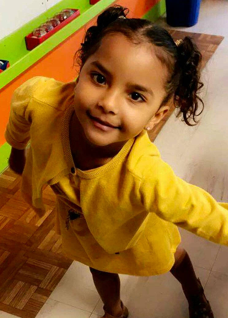 Soraya a rejoint le concours — aidez-le/la à gagner de superbes lots ! brown_hair, child, child_model, happy, joy, long_hair, person, play, smile, toddler, yellow