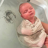 Louis a rejoint le concours — aidez-le/la à gagner de superbes lots ! baby, newborn, bathtub, water, wrapped, sleeping, infant, swaddle, peaceful, hand, skin, tub, relaxing, indoors, portrait, child, calm, soft, resting, care