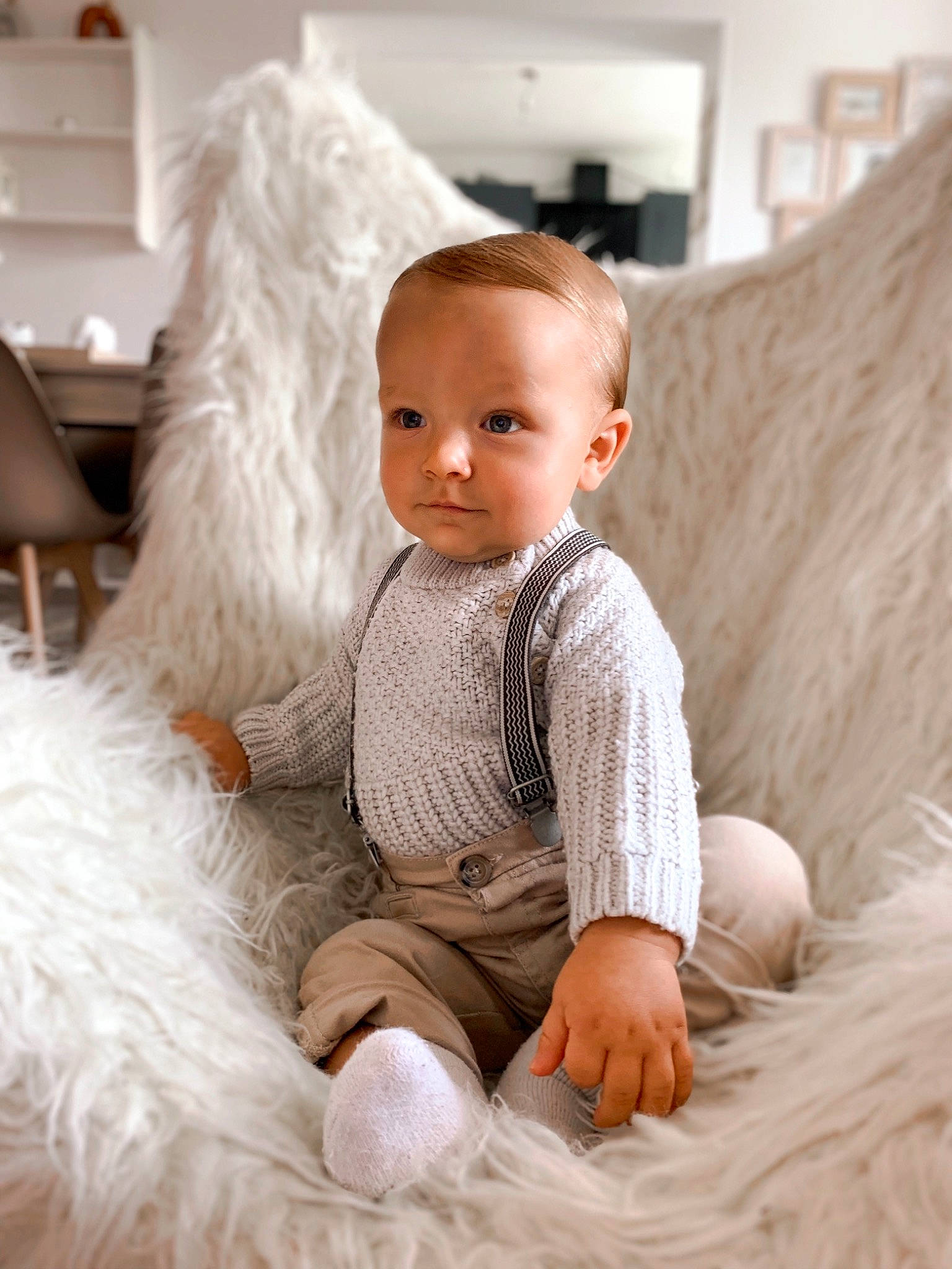 Eliam a rejoint le concours — aidez-le/la à gagner de superbes lots ! baby, baby_toddler_clothing, child, comfort, companion_dog, couch, dress, flooring, foot, fur, fur_clothing, happy, human_leg, knee, living_room, person, sitting, sleeve, textile, throw_pillow