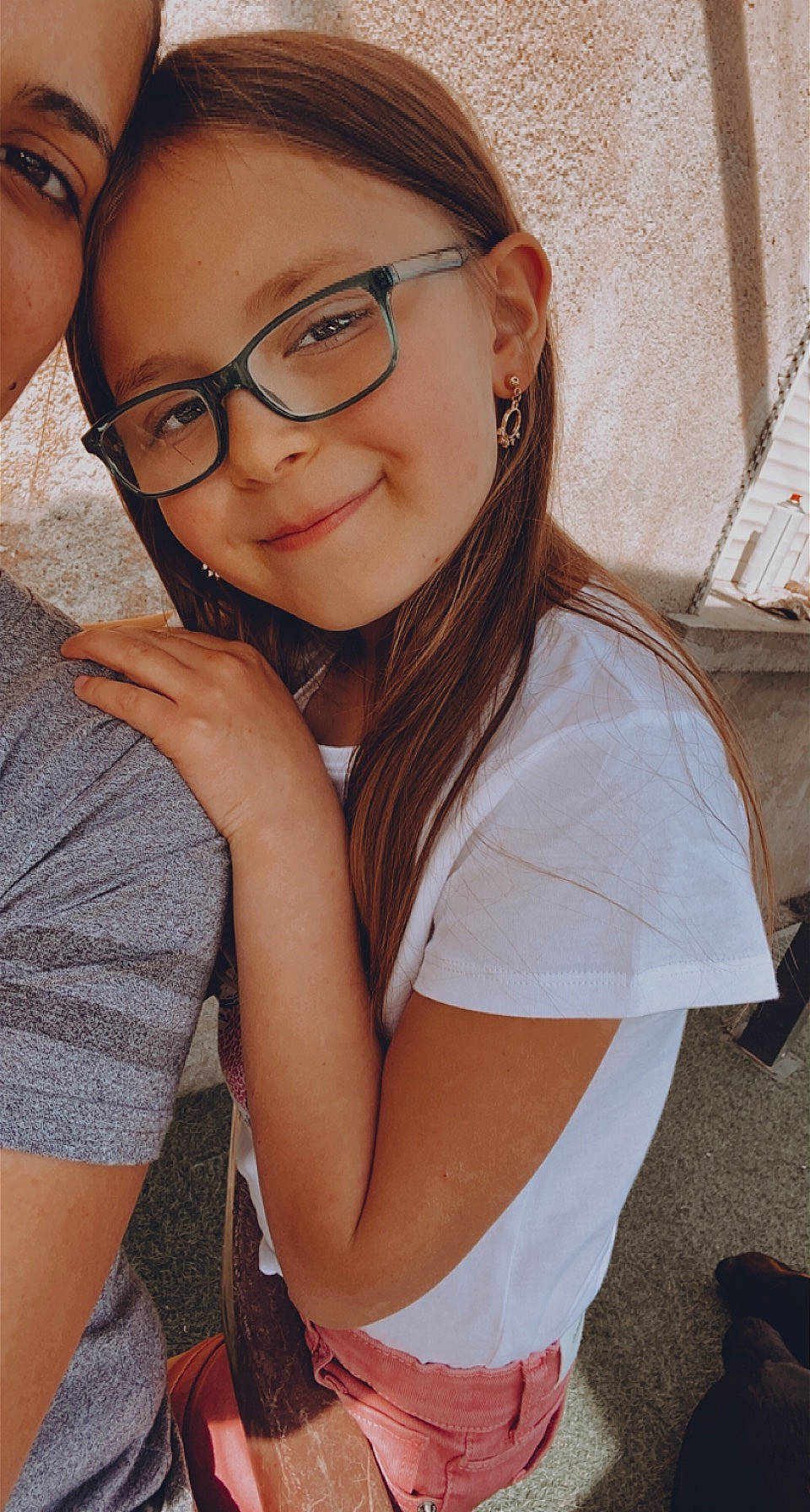 Yasmina participe au concours pour gagner de l'argent avec cette photo : arm, black_hair, chest, chin, cool, elbow, eye, eyebrow, eyewear, face, gesture, glasses, happy, joy, lip, neck, person, shoulder, skin, sleeve