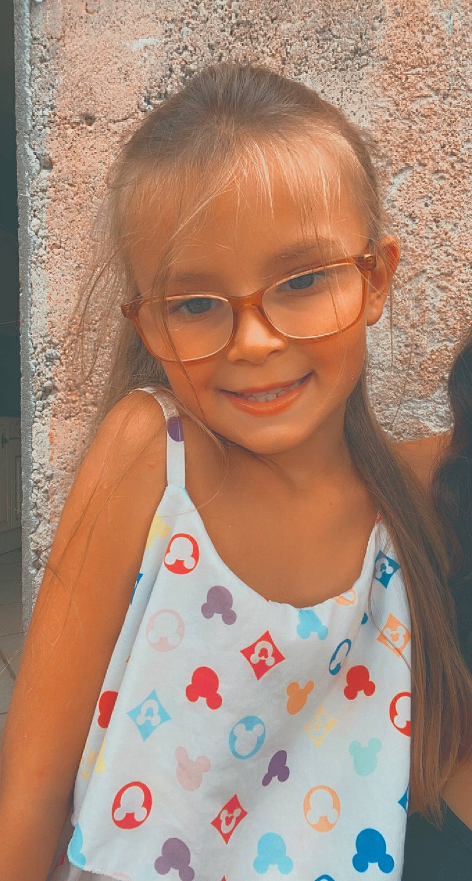 Yasmina a rejoint le concours — aidez-le/la à gagner de superbes lots ! baby_toddler_clothing, cheek, chin, cool, eyebrow, eyewear, facial_expression, forehead, glasses, happy, iris, joy, lip, neck, nose, person, pink, skin, sleeve, smile