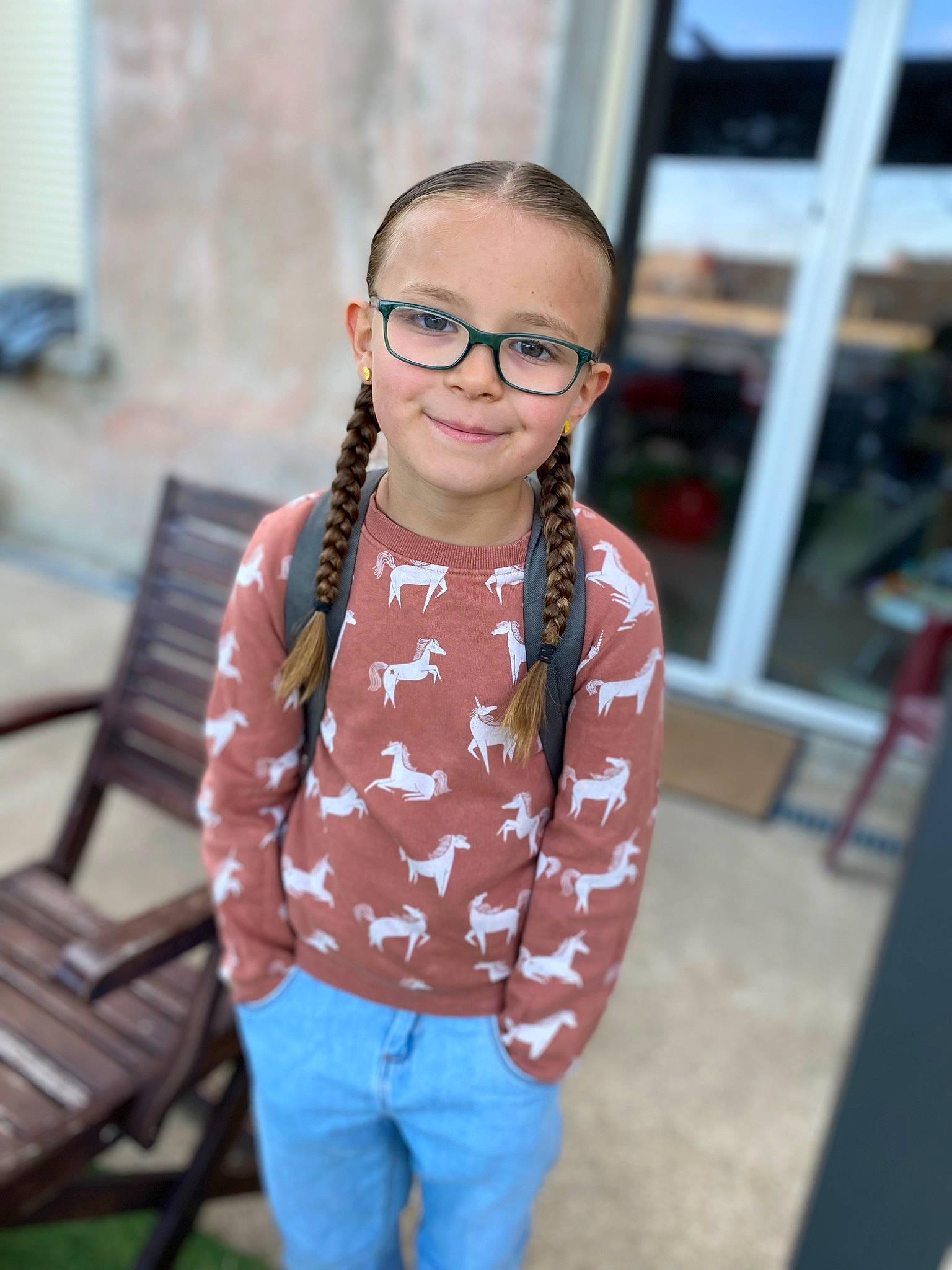 Yasmina a rejoint le concours — aidez-le/la à gagner de superbes lots ! chair, child, denim, electric_blue, eyewear, fashion_accessory, fashion_design, fun, glasses, happy, jewellery, joy, leisure, lip, neck, pattern, person, plaid, shoulder, sleeve