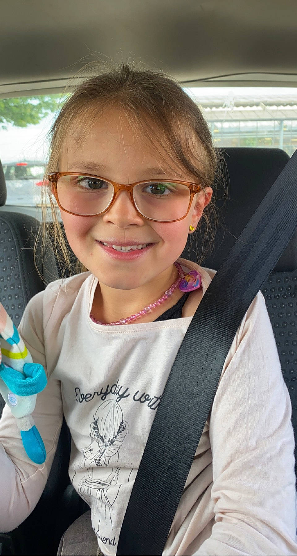 Yasmina a rejoint le concours — aidez-le/la à gagner de superbes lots ! auto_part, blond, child, electric_blue, event, eyebrow, eyewear, finger, fun, glasses, happy, iris, joy, person, skin, sleeve, smile, toy, vacation, vehicle_door