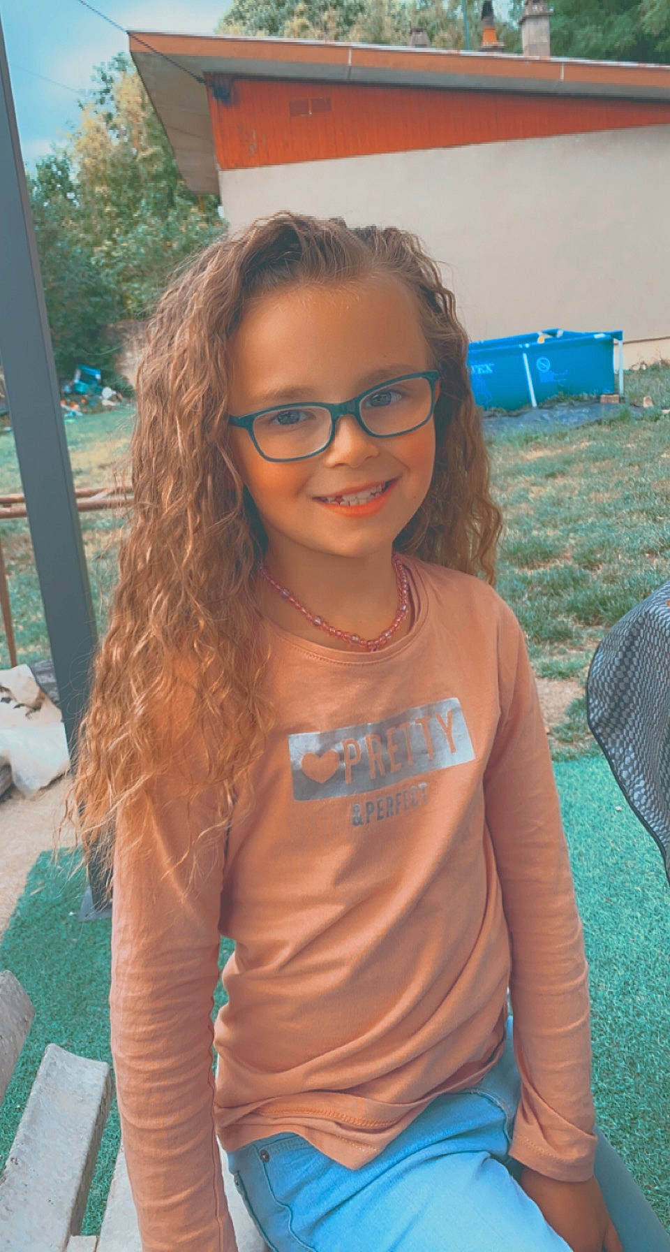 Yasmina participe au concours pour gagner de l'argent avec cette photo : blond, blue, brown_hair, electric_blue, eyewear, fun, glasses, grass, hair, happy, iris, joy, leisure, long_hair, mouth, person, recreation, skin, smile, summer